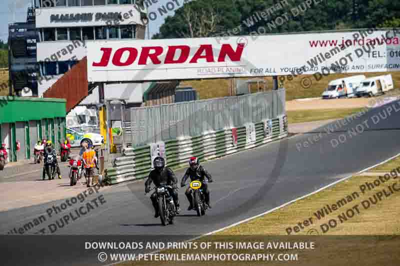 Vintage motorcycle club;eventdigitalimages;mallory park;mallory park trackday photographs;no limits trackdays;peter wileman photography;trackday digital images;trackday photos;vmcc festival 1000 bikes photographs